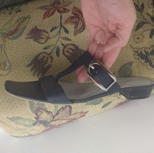 Women's size 11 navy sandals